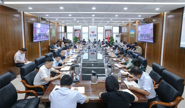 集團(tuán)召開黨委（擴大）會議傳達(dá)學(xué)習(xí)中央有關(guān)通報(圖1)